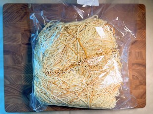 Фрайчизы со вкусом салями (100 гр.): Сырный продукт ФЕРМЕРСКИЙ паутинка копченый