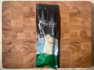 Японские снеки и крекеры: Сыр 100 гр ГОРНЫЙ СЫРОВАР (Косичка с укропом и чесноком)